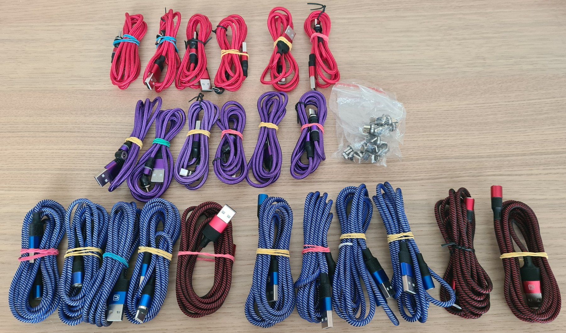 Ladegeräte: 23x magnetische Ladekabel/Datenübertragung USB-C & iPhone – Gebraucht aus Zürich von Agios
