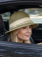 Eleganter Raffia Hut für sonnige Tage