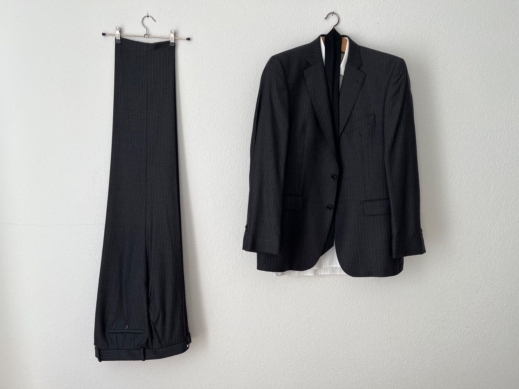 Completi: Elegante Herren Anzug, Grau gestreift – Usato da Sennhof venduto da Johnbest