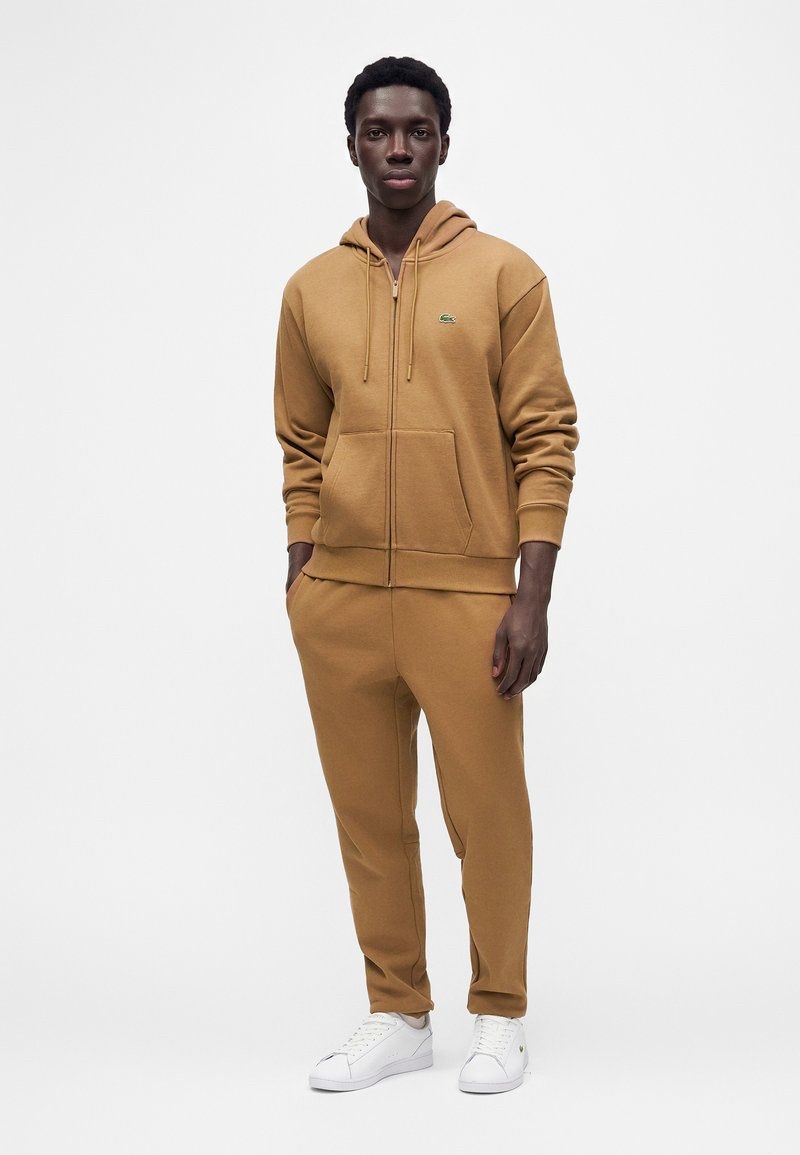 Lacoste Kleiderpakete: Lacoste Tracksuit Men Size S – Neu und originalverpackt aus Kriens von SRIKA