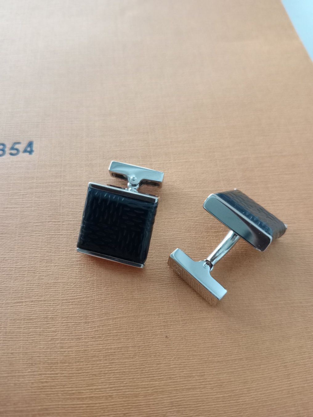 Louis Vuitton Gemelli: Louis Vuitton Manschettenknöpfe, Neu. – Nuovo e nell'imballaggio originale da Oberdorf NW venduto da ale_6r6c 6