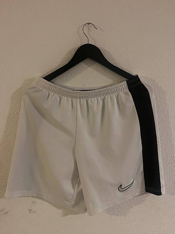 Pantaloni: Nike kurze Sporthose – Usato da Kriens venduto da seeungeheuer67