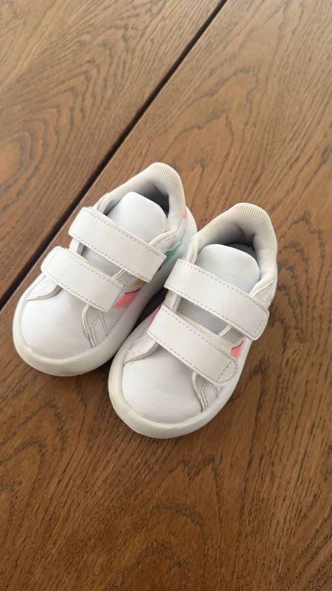 Adidas Schuhe für Jungen: Adidas Schuhe Kinder – Gebraucht aus Sennhof Winterthur von bibo11