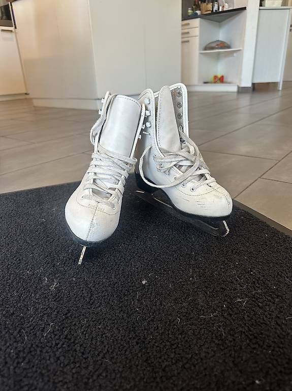 Pattini da ghiaccio: Schlittschuhe 33 – Usato da Kestenholz venduto da Savier86