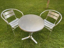 Bistrotisch und Stühle