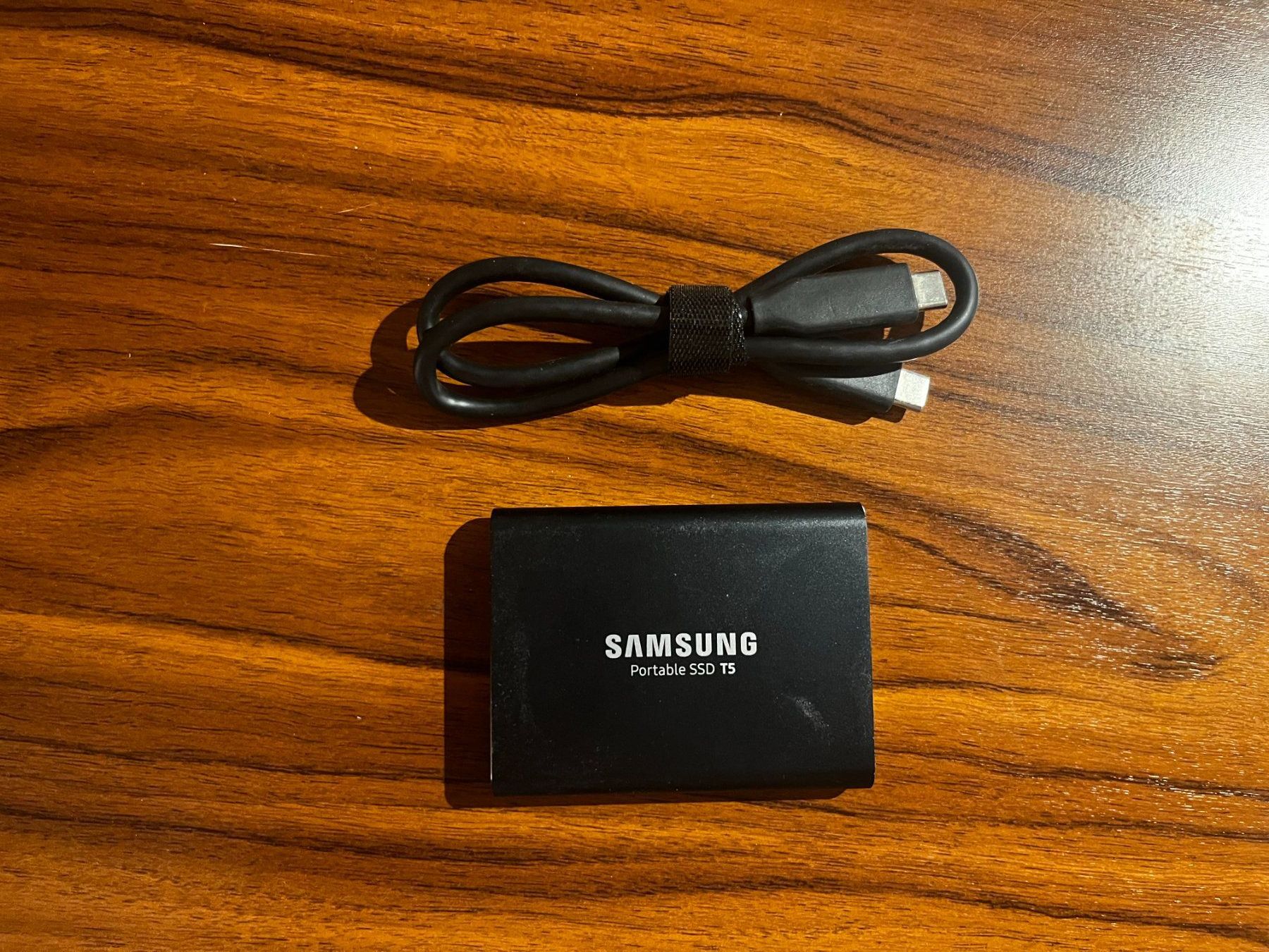 Samsung Dischi rigidi: Samsung Portable T5 2TB SSD mit USB-C zu USB-C Kabel – Usato da Arbon venduto da Clingfreeze