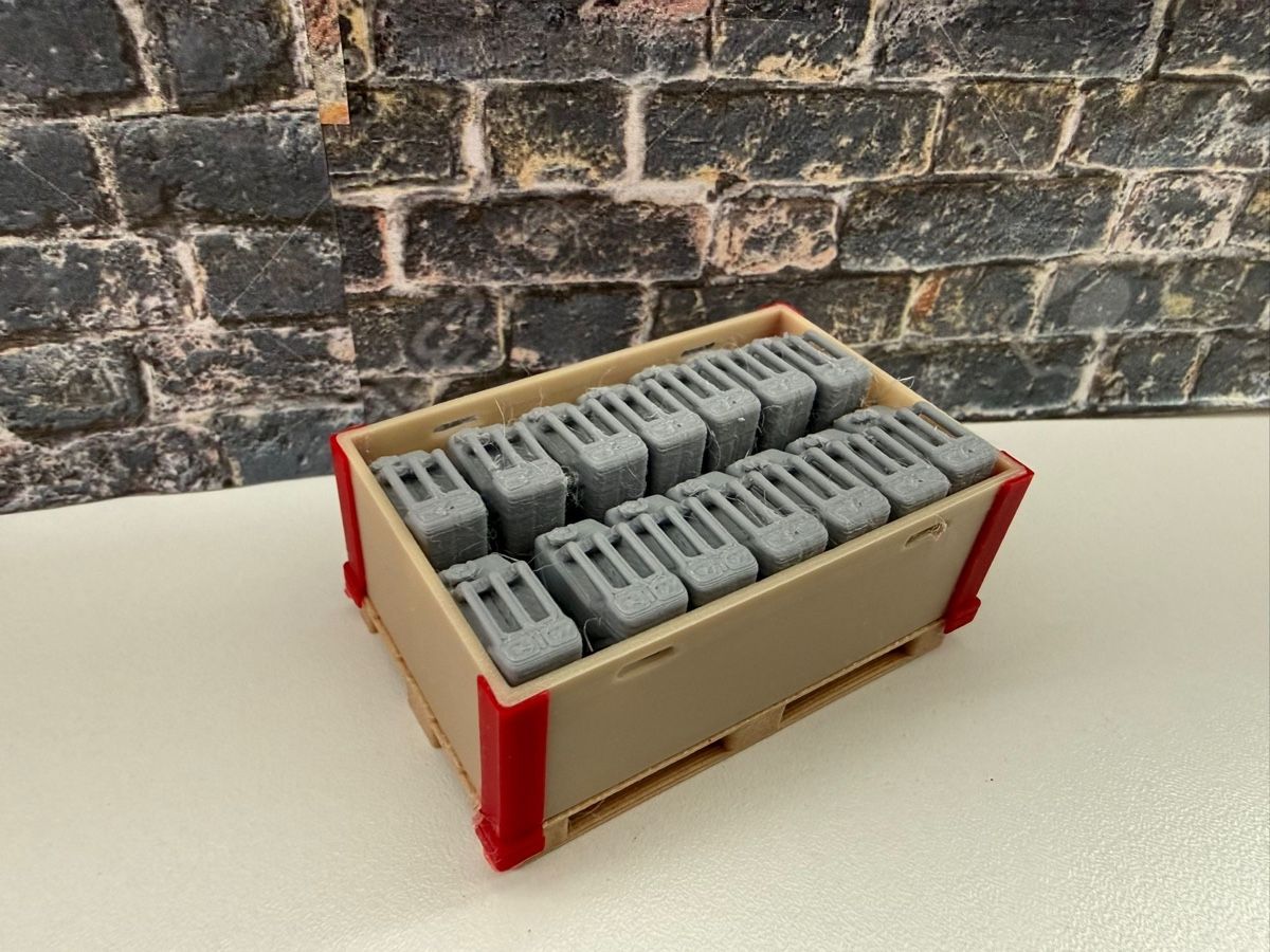 Modellini di ferrovie: Palette mit Kanister 1:22/1:24 – Nuovo e nell'imballaggio originale da Altdorf UR venduto da modellbau-widmer 3