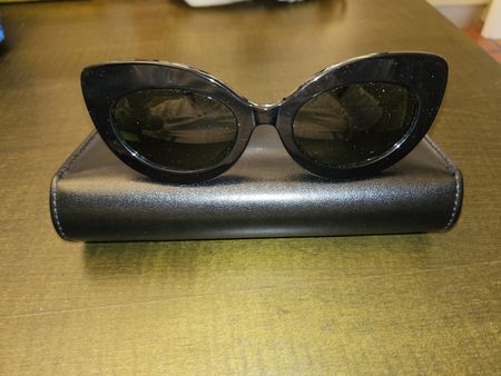 Sonnenbrille mit scharzem Rahmen Gläser dunkelgrau