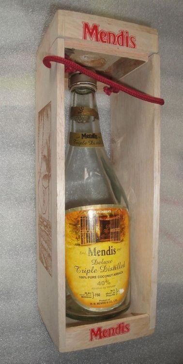 Bottiglie: Mendis Deluxe Coconut Arrack Sri Lanka Ceylon Ceylan Bottle – Usato da Genève venduto da Cockattoo
