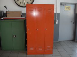 Metallschrank mit Tablar, 3teilig, oranger Spind
