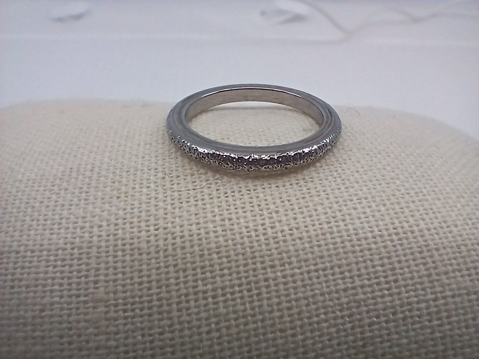 Anelli: Schmaler silbriger Ring mit spannender Oberfläche ab CHF 1.- – Usato da Frauenfeld venduto da Eddie41 4