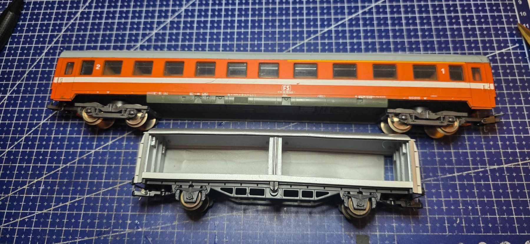 Lima Modellini di ferrovie: Lima Wagen 2 stück HO/DC – Usato da Hochfelden venduto da Danizh0
