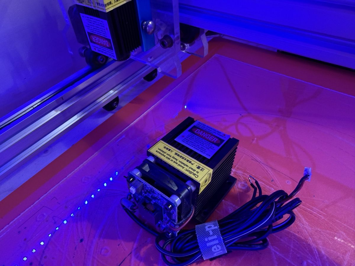 Tutti gli attrezzi: Laser Engraver / Cutter, 2 Köpfe – Usato da Egnach venduto da Utilis 5
