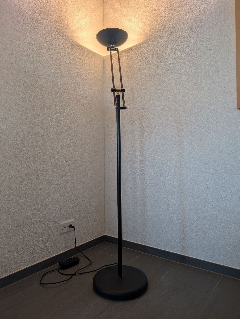 Lampes: Stehlampe, dimmbar mit Schwenkarm – D'occasion à Buttwil par Sadusk 1