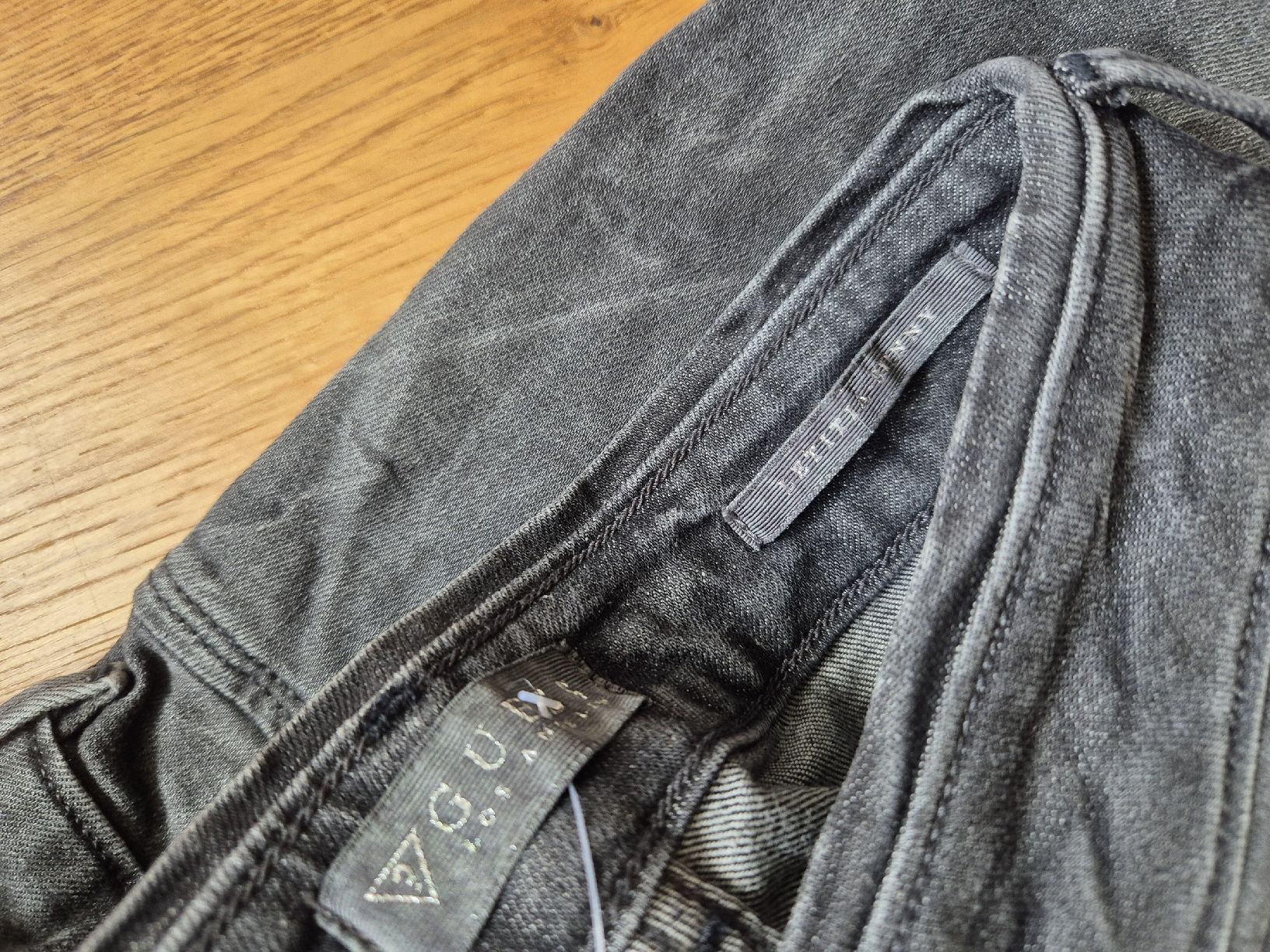 Guess Jeans: Guess Jeans dunkelgrau – Usato da Feusisberg venduto da cts_55rn 4