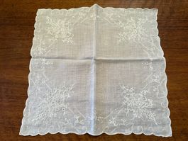 Taschentuch weiss bestickt mit Blumenmuster gebraucht