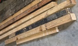 Assortiti travi legno usate per costruzioni