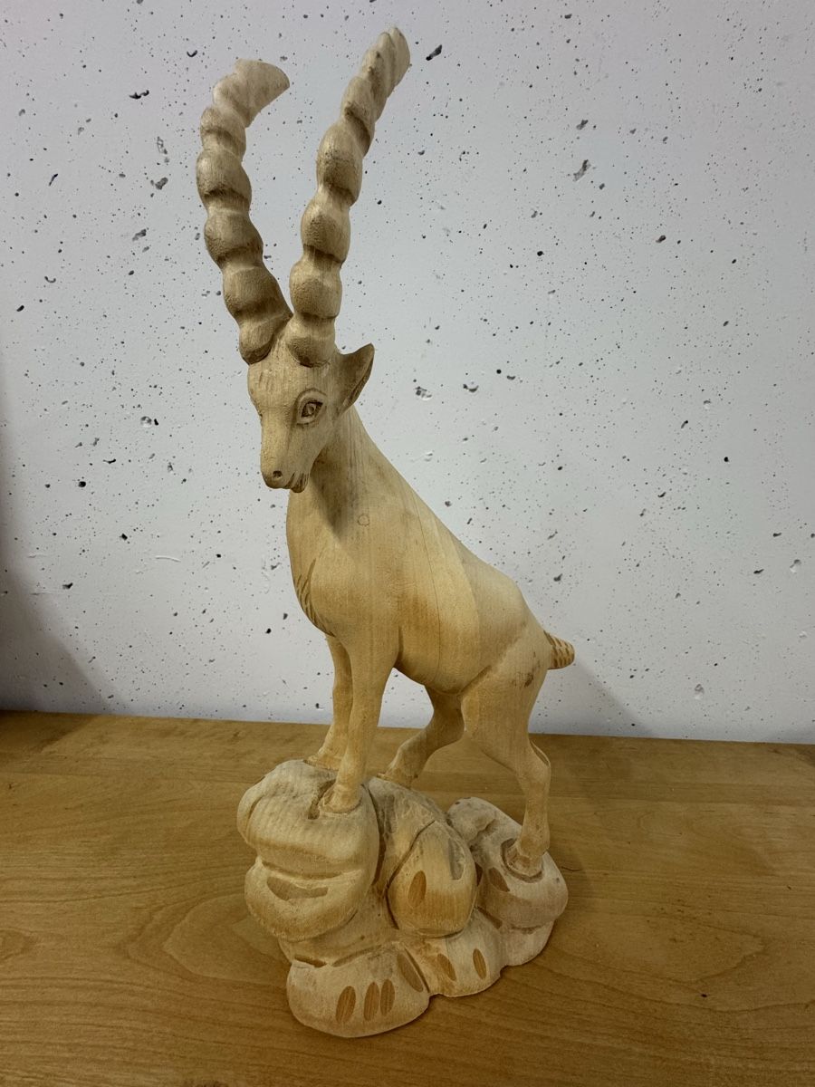 Skulpturen & Statuen: Handgeschnitzter Steinbock aus Holz, dekorativ – Neu (gemäss Beschreibung) aus Ibach von jansim