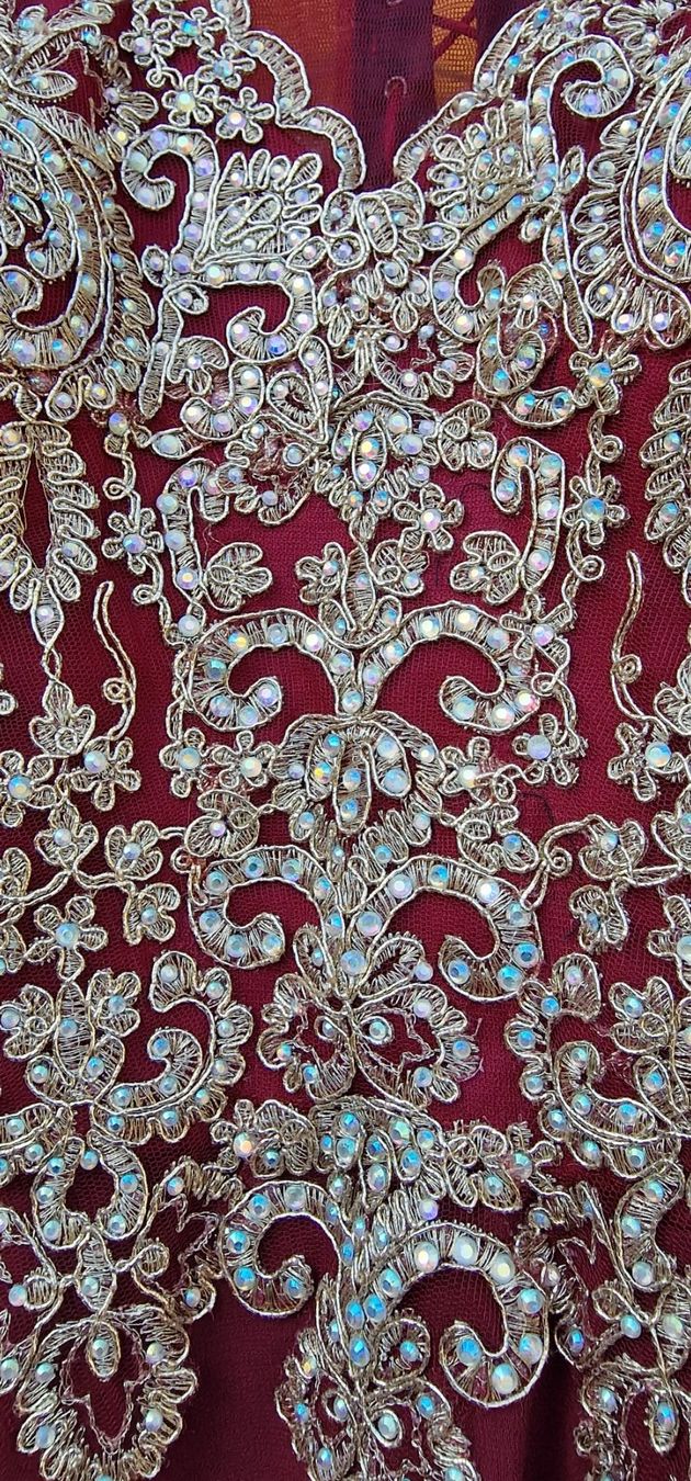 Kleider: Abendkleid Bordeaux Rot mit Gold Strass Grösse 48 – Neu (gemäss Beschreibung) aus Schaffhausen von AtelierPudesco 1