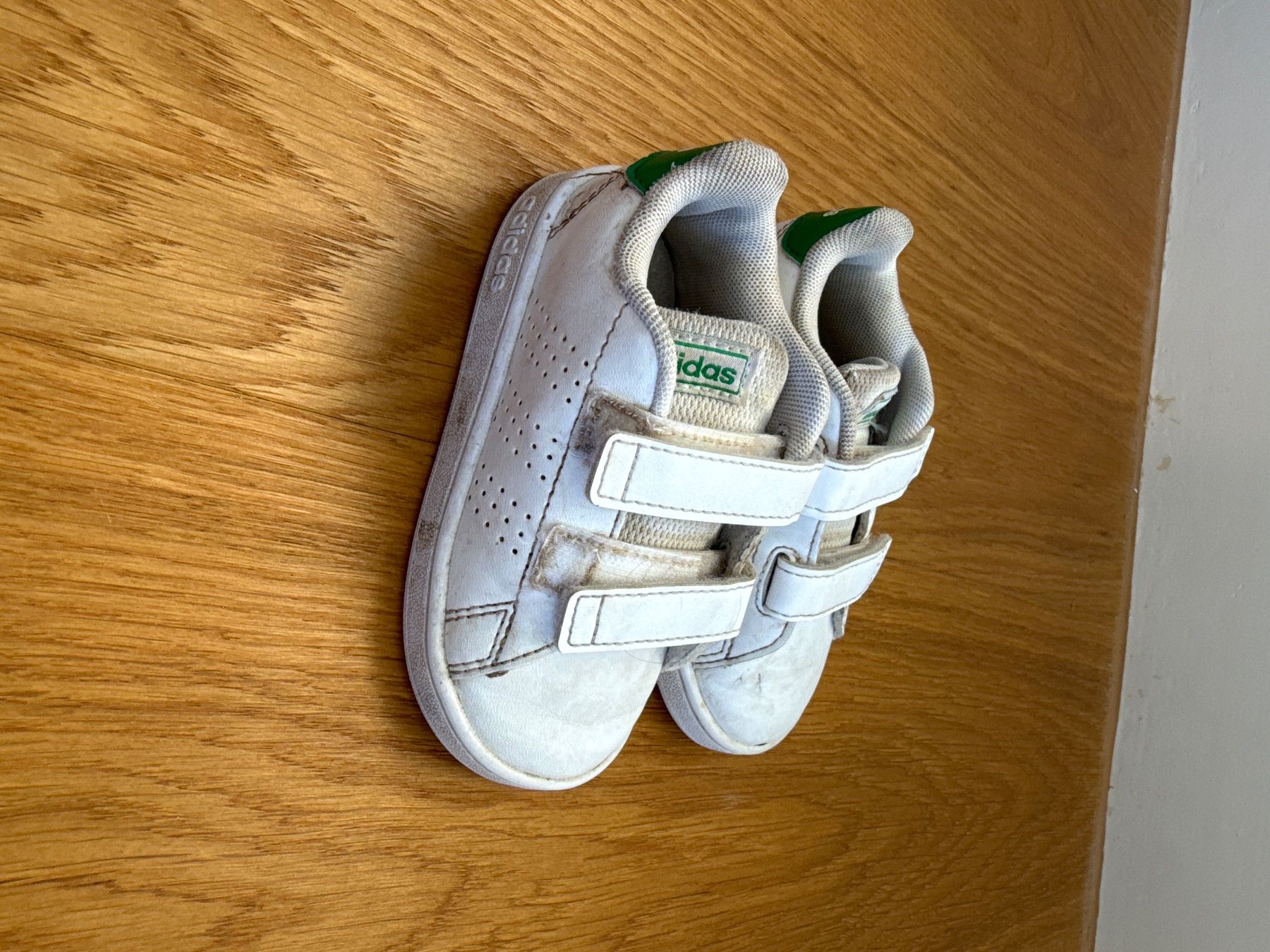 Adidas Schuhe für Jungen: Adidas Sneakers. Grösse 22 – Gebraucht aus Münchenbuchsee von sterbsli