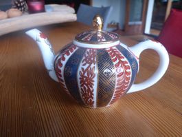 Meissen Mini Tea Pot Victoria & Albert Museum 1985