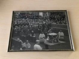 Gerahmte, sehr alte Fotografie der Papstweihe Pius XII 1939