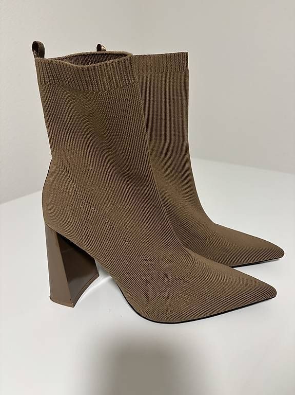 Scarpe da donna: Stivaletti Zara – Usato da Soazza venduto da afa_r6cx 3