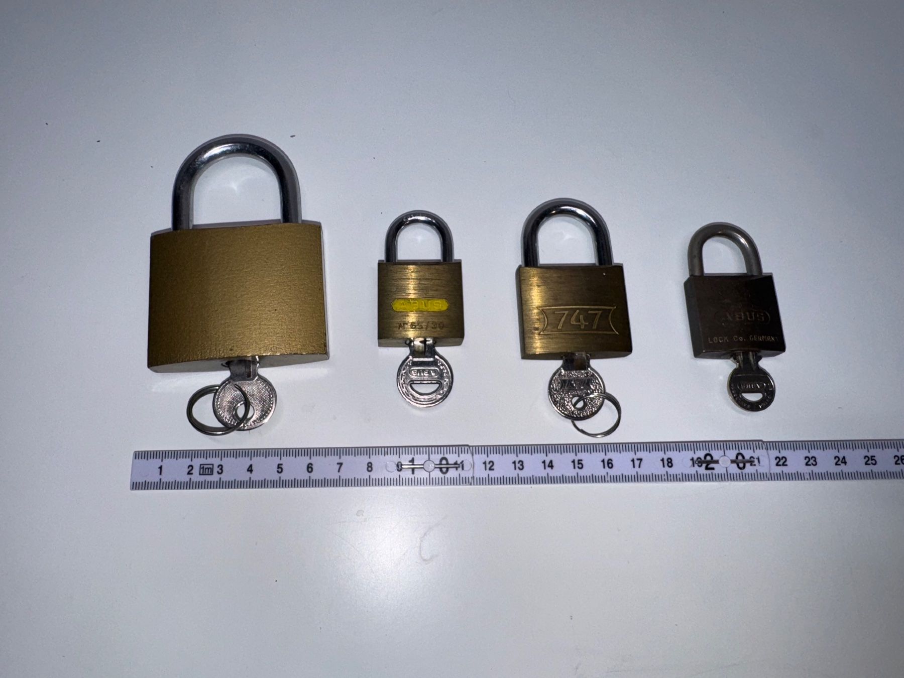 Lucchetti: 4 Schlösser mit Schlüssel – Usato da Grosswangen venduto da Second_hand_paradise 3