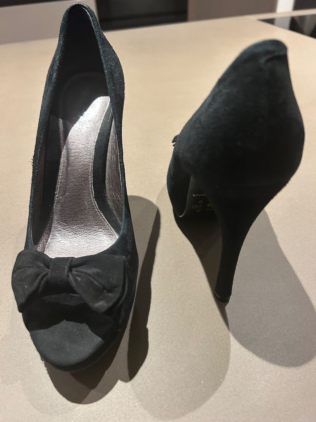 Damenschuhe: Schwarze Wildleder-Pumps mit Schleife – Gebraucht aus Kilchberg ZH von Anie. 1