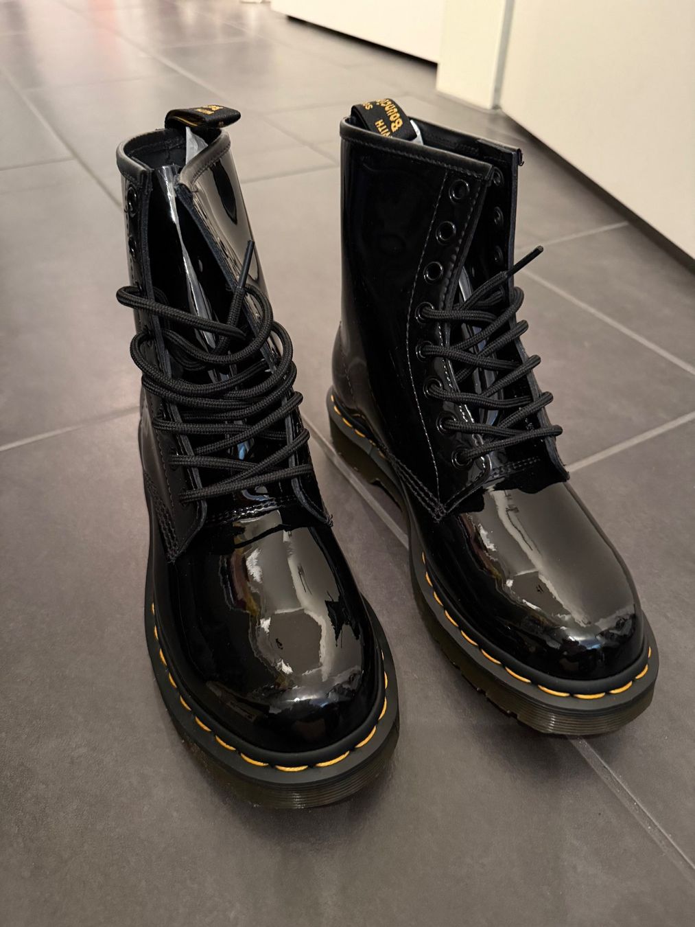 Dr. Martens Damenschuhe: Dr. Martens Lack-Lederstiefel, Grösse 40, neu – Neu (gemäss Beschreibung) aus Wittinsburg von redrose296