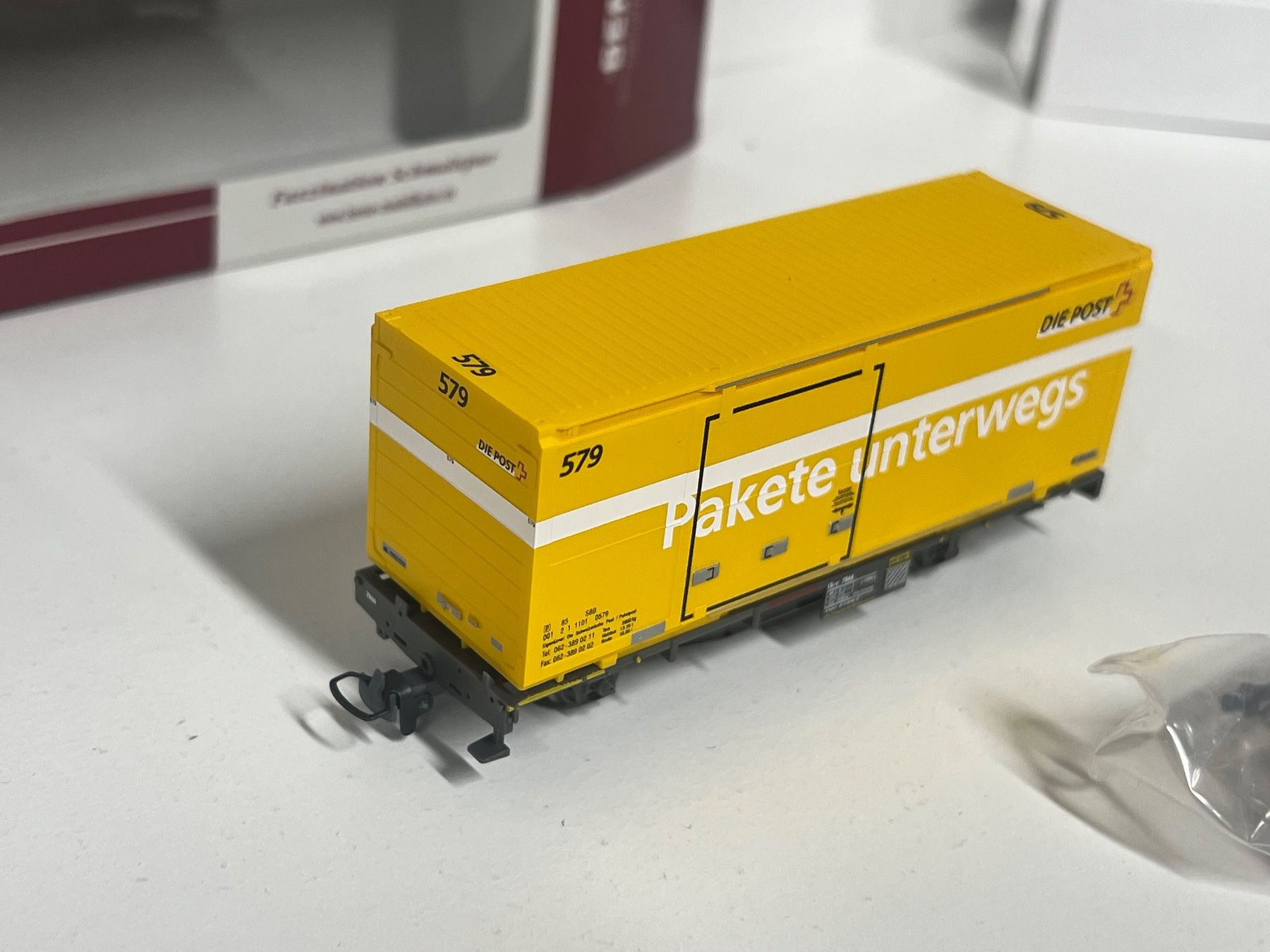 Bemo Modellini di ferrovie: Bemo Rhb  Postcontainer Nr.579 Pakete unterwegs – Nuovo e nell'imballaggio originale da Geroldswil venduto da TopTrain54 2