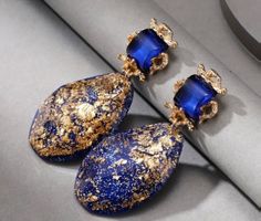 Unregelmässige ovale Form Harz Dangle Ohrstecker, blau/gold