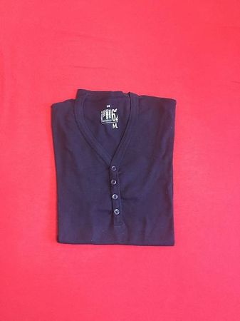 dunkelblaues T-Shirt (Grösse M)