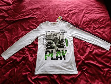 Neues langärmeliges T-Shirt