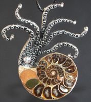 Brosche oder Halskette K-470B – Ammonit Fossil Oktopus