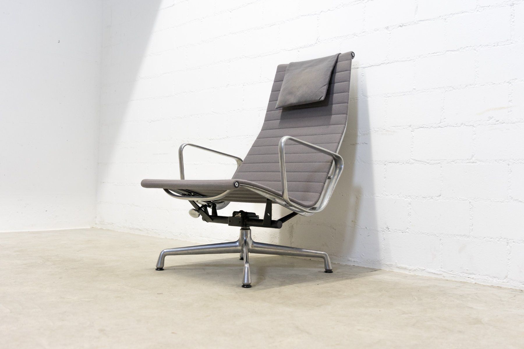 Vitra Sessel: Vitra Eames Aluminium Chair EA 124 - Lieferung möglich – Gebraucht aus Schaffhausen von Studio-Ara 5