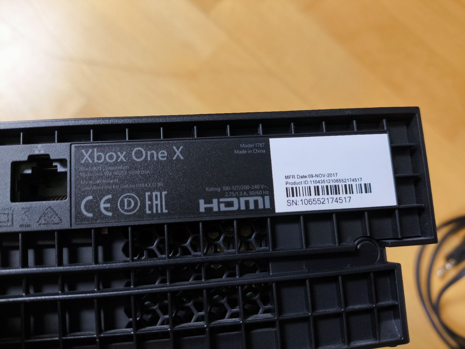 Microsoft Console: Xbox One X 1TB 2 Controller mit Akku und Ladestation  – Usato da Weggis venduto da TNT14 3