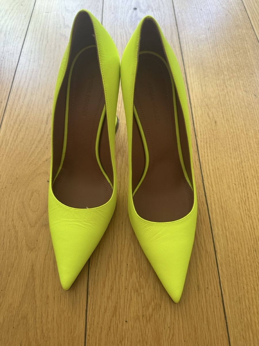Amina Muaddi Scarpe da donna: Amina Muaddi Neon Yellow Heels, Size 38.5 – Nuovo (secondo la descrizione) da Geneve venduto da iri_dr5s
