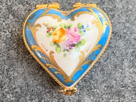 Herzförmige Limoges Pillendose signiert, Porzellan Rosen