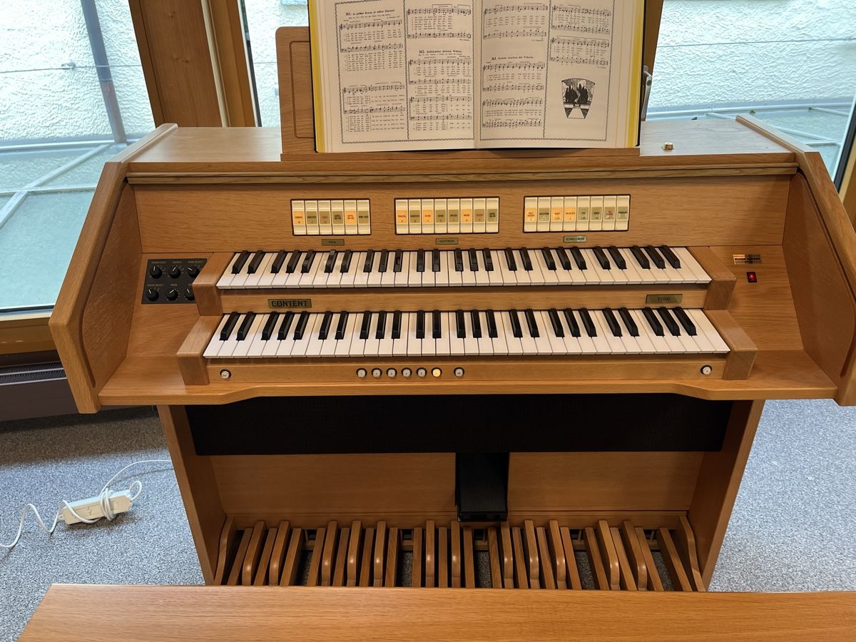 Strumenti musicali: Orgel Content Etude, Eiche hell, inkl. Sitzbank - Top Zustan – Usato da Rüti ZH venduto da Walti0 1