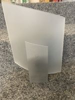 Wandlampe aus Glas und Lochblech