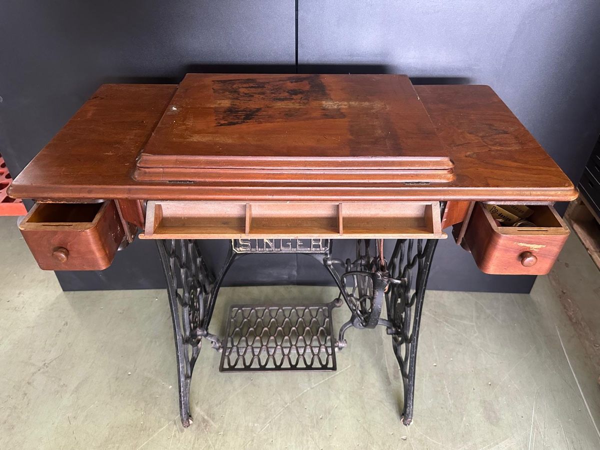 Singer Nähmaschinen: Singer Sewing Machine with Table and Foot Pedal – Gebraucht aus Olten von Asaliya 1