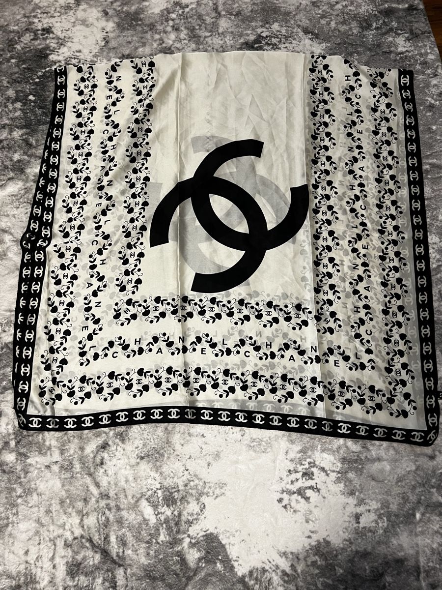 Foulard & Sciarpe: Seidenschal – Usato da Wattwil venduto da BL0NDA 2