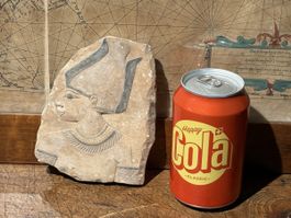 Antike Steinplatte mit Darstellung eines Pharaos