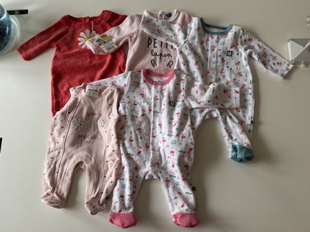 Set mit 5 Babypyjamas, Größe 1-3 Monate, neu
