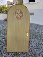Alte Tür mit Wappen und Beschlägen, rundbogig, restaurations
