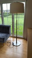 Moderne Stehlampe mit Schirm