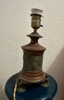 lampe à pétrole aux motifs antiques électrifiée