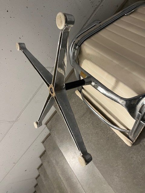 Sessel: Herman Miller Collection Original Eames Alu Chair – Gebraucht aus Luzern von flixmaus 4