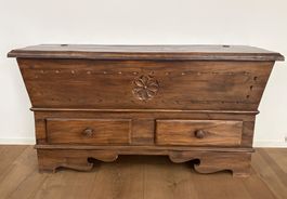 Holztruhe dunkel mit zwei Schubladen guter Zustand